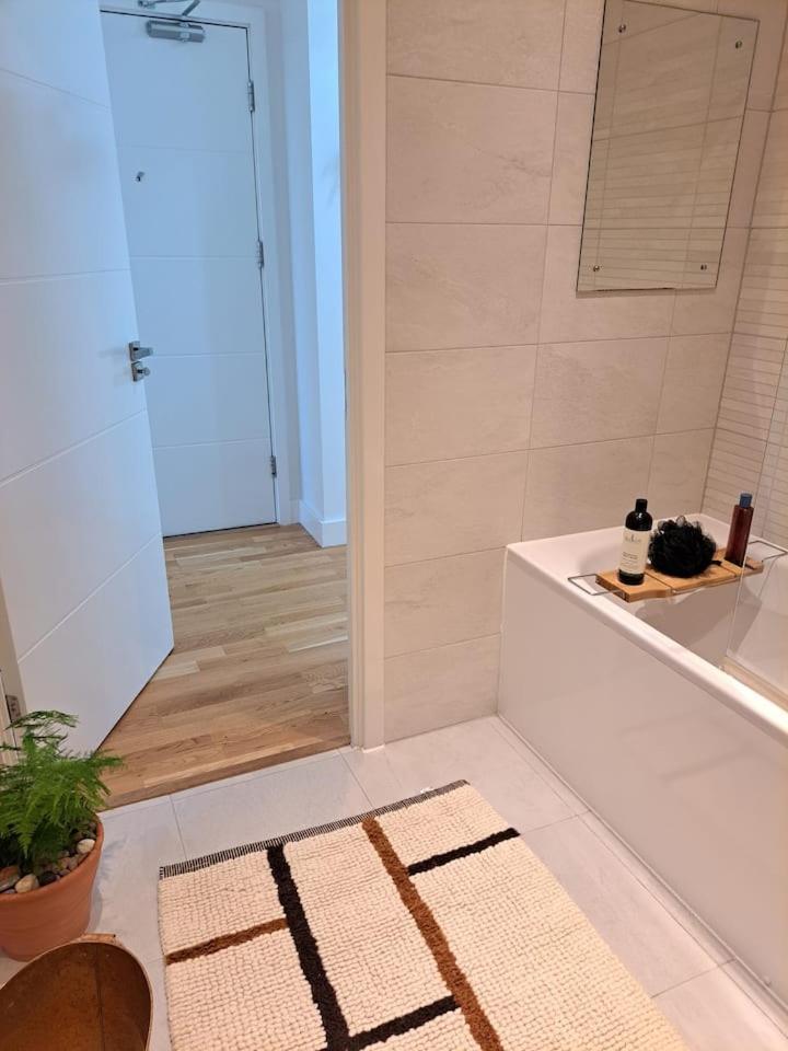 Cozy Double Room With Large En Suite Near Canary Wharf London With Amazing Views In A Shared Apartment Zewnętrze zdjęcie